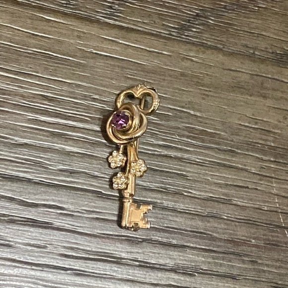 Vintage Cora Gold Tone heart & key Brooches pin